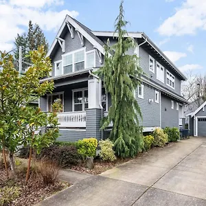  Holiday home Waverly Place